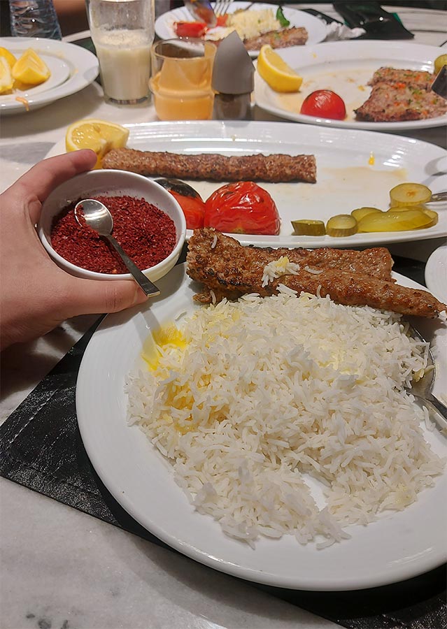 رستوران تک درخت پاساژ مرداس
