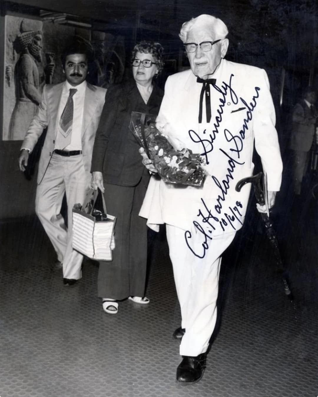 ورود Colonel Sanders به فرودگاه ایران با همسرش