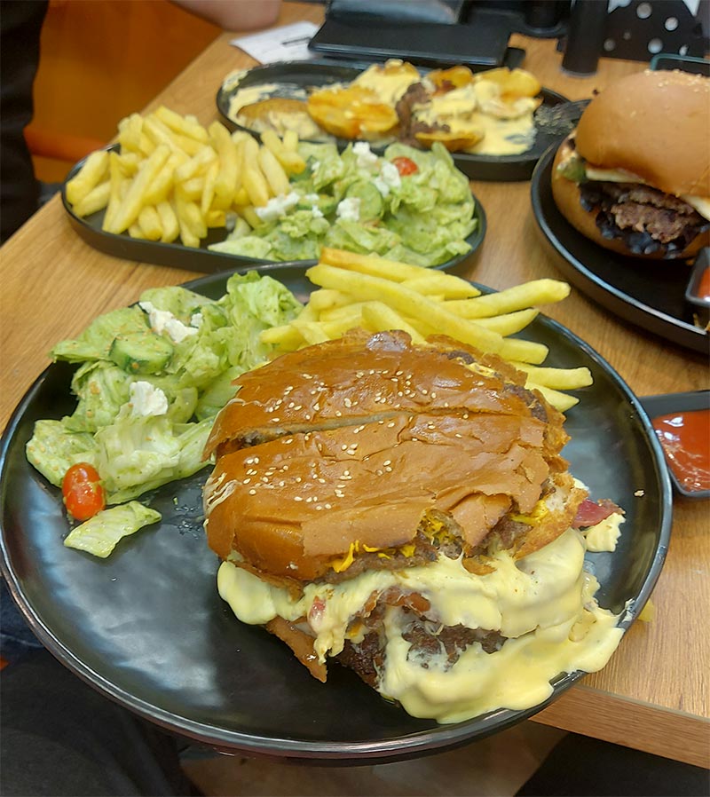 کینگ برگر با سیب زمینی سرخ کرده و سالاد کینگ برگر با سیب زمینی سرخ کرده و سالاد