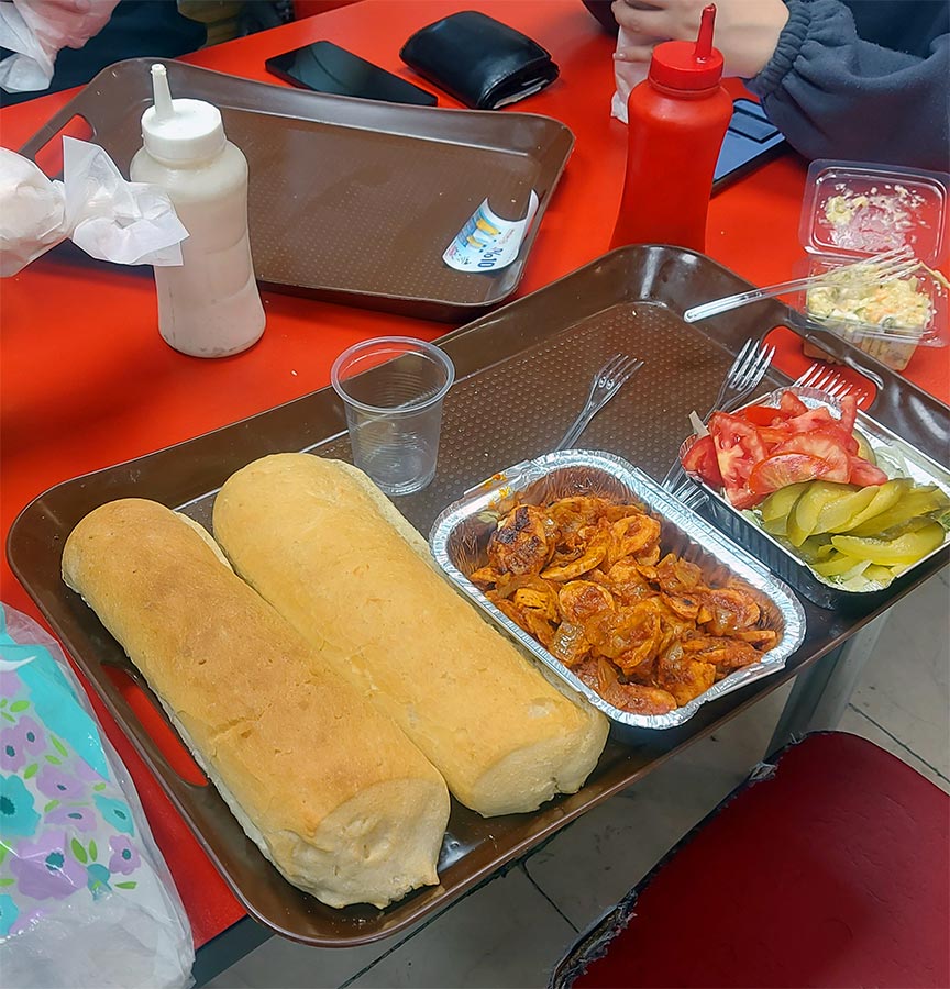 سینی بندری پرسی با گوجه خیارشور نان
