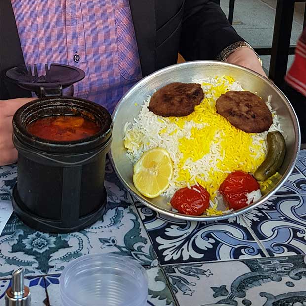 رستوران سنتی دروازه طهرون در بام لند تهران