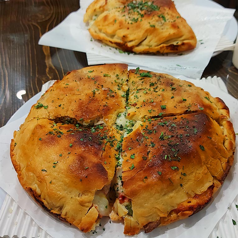 پیتزا بیژن در میرداماد تهران با پالرمو کالزون