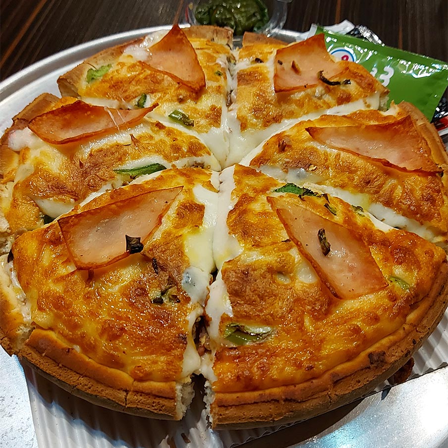 پیتزا فود کاخ در خیابان فلسطین تهران با کیک پیتزا