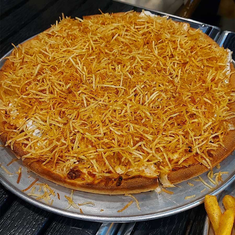 چیکن فکتوری با پیتزا مرغ در بام لند تهران
