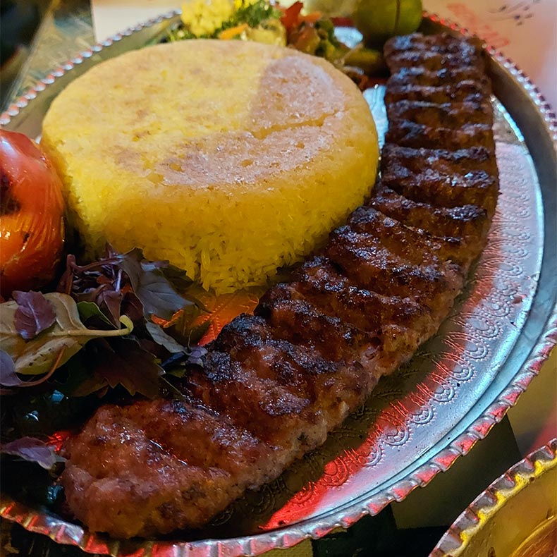 کافه رستوران بهزاد با غذاهای محلی گیلانی در شهرک غرب تهران