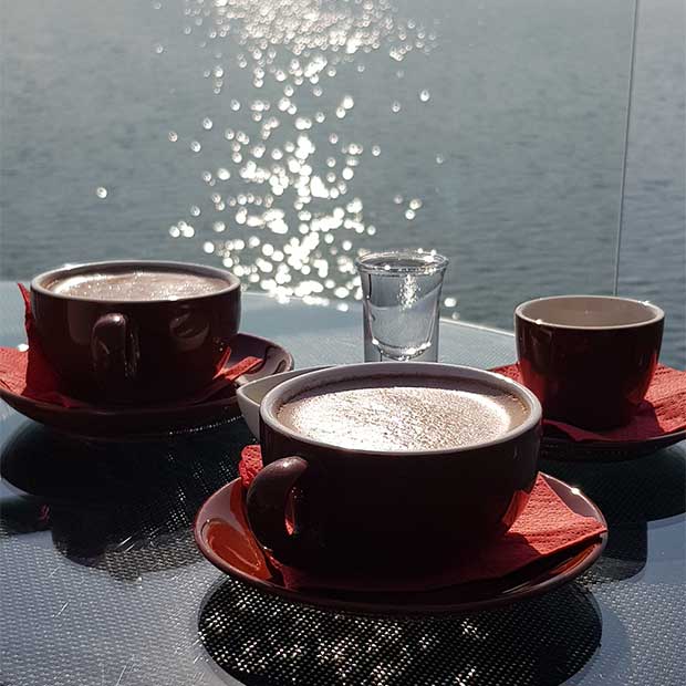 کافه رستوران رویال لانژ روی آب در دریاچه بام لند تهران