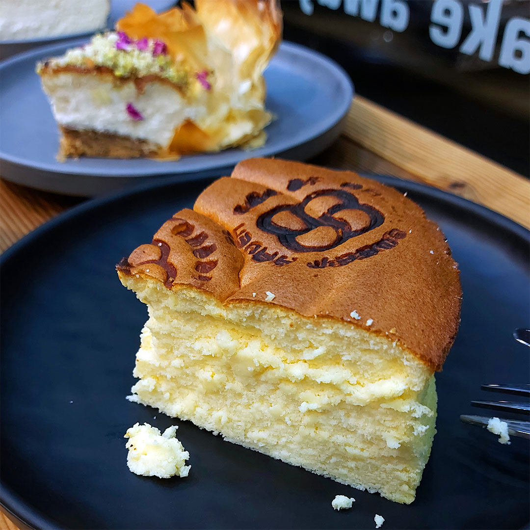 کافه شیرینی سوییت هیون پاسداران تهران با چیز کیک ژاپنی