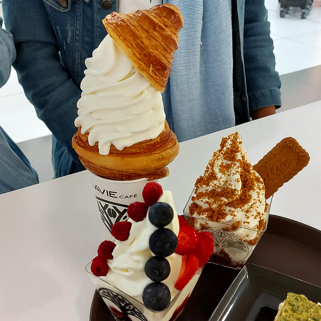 کافه لوی در اطلس مال نیاوران تهران با کروسان بستنی